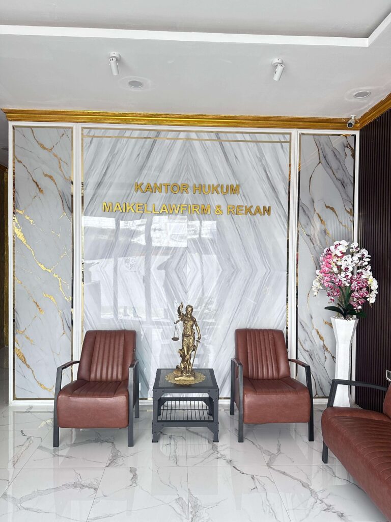 Area resepsionis profesional dan ramah di Maikel Law Firms
