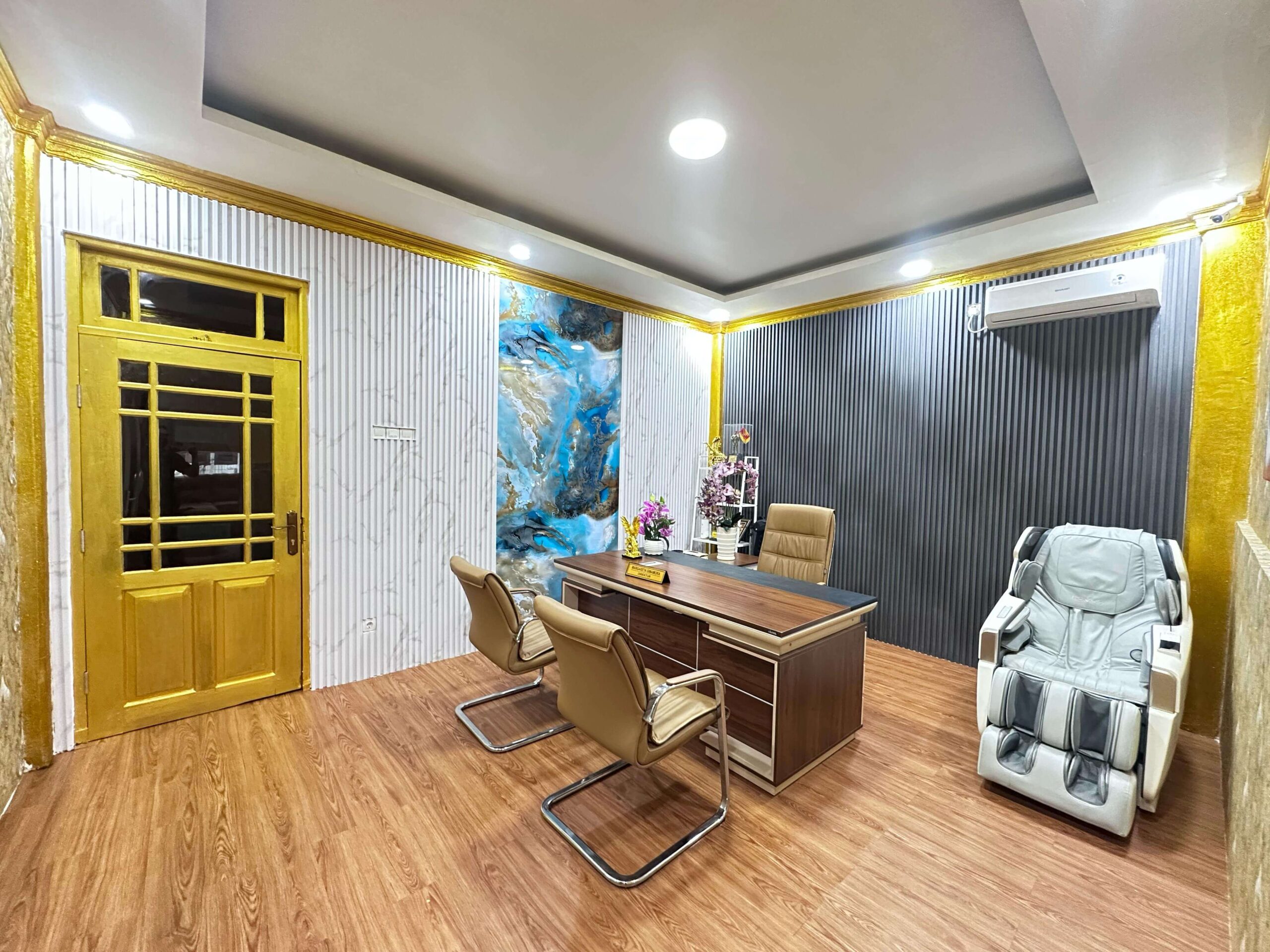 Koridor dalam kantor Maikel Law Firms yang terang dan elegan