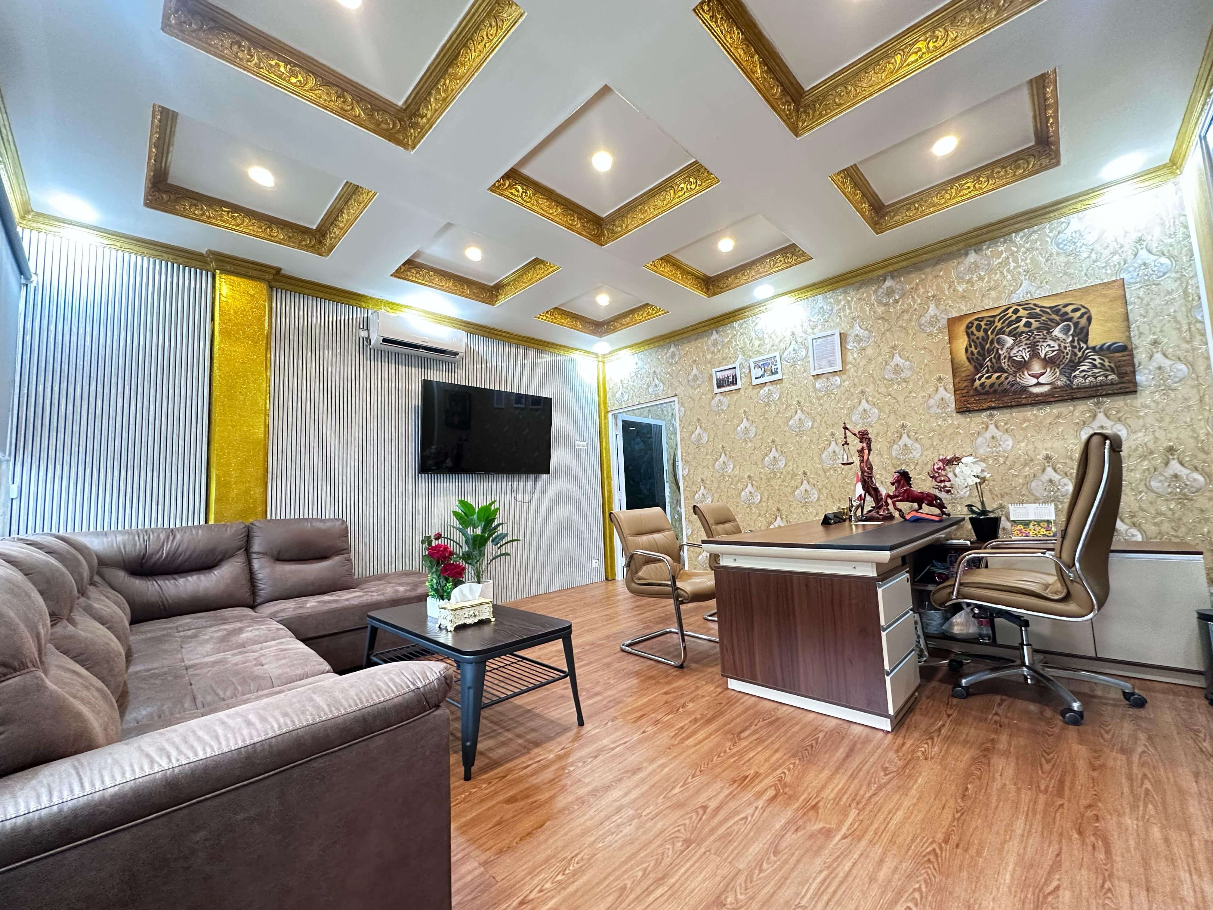 Fasilitas rapat dengan klien di kantor hukum Maikel Law Firms Bekasi